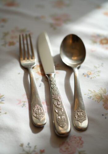 coltello forchetta e cucchiaio con stemmi